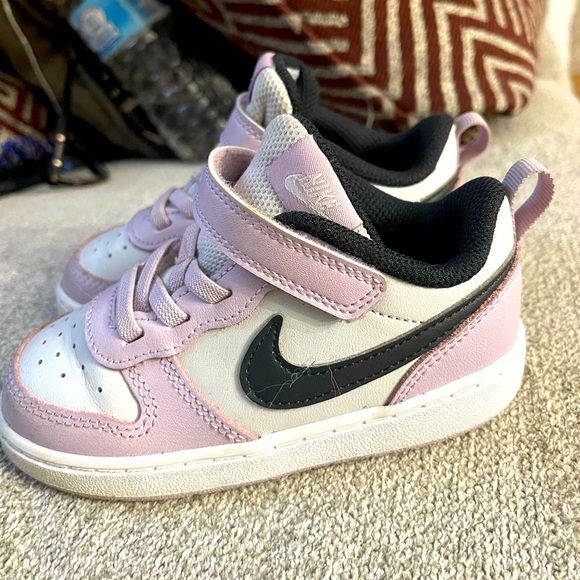 Girl Nike sneakers. - Picture 1 of 2
